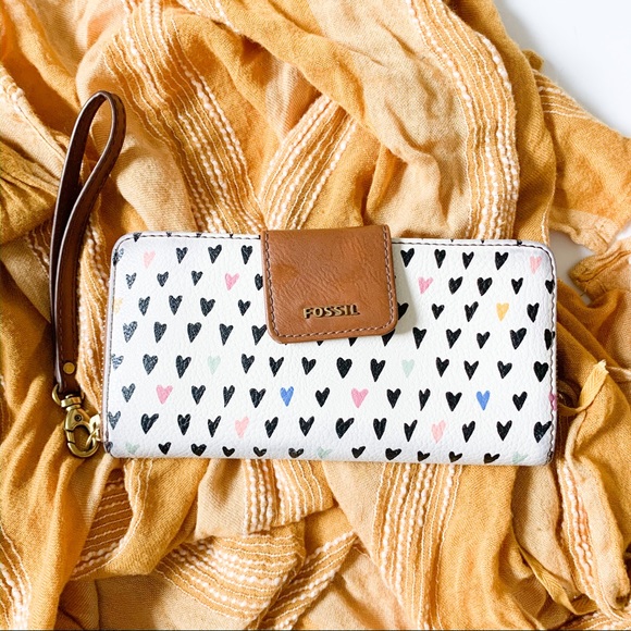 Nwt Fossil Madison Heart Zip Clutch 